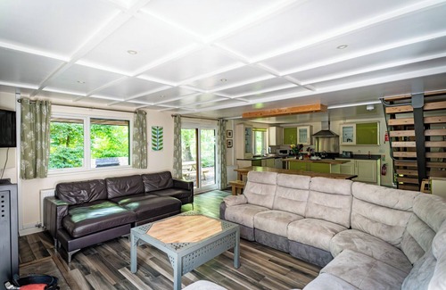Farley Cabin | Weaver; woodland lodge for 12 with hot tub, log burner, BBQ, near Alton Towers.