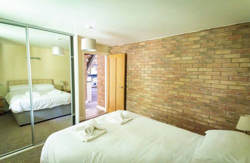 Farley Cabin | Weaver; woodland lodge for 12 with hot tub, log burner, BBQ, near Alton Towers.