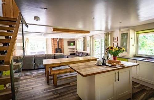 Farley House | Weaver, woodland lodge with hot tub for 12