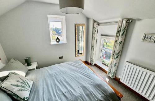 Tideswell House | Weavers Cottage, Tideswell, sleeps 6, dog friendly
