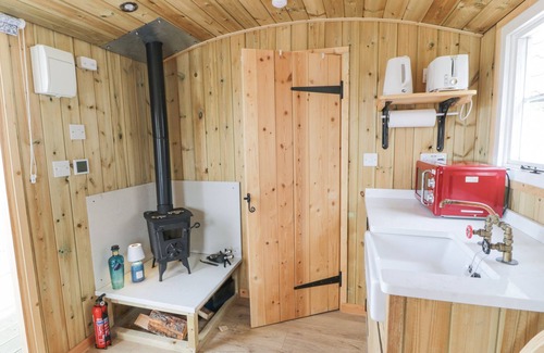 Maidens Cottage | WEE BEACH HUT, romantic, country holiday cottage in Maidens