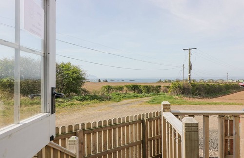 Maidens Cottage | WEE BEACH HUT, romantic, country holiday cottage in Maidens