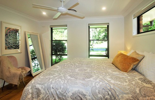 Elizabeth Beach House | Wee Five - Pet Friendly - Byo Linen