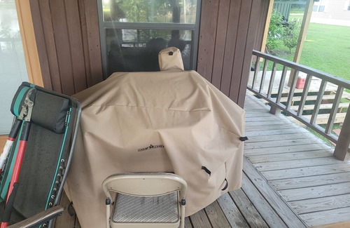 Acme Cottage | Weekend getaway at scenic Black River Lake with floating dock and boathouse.