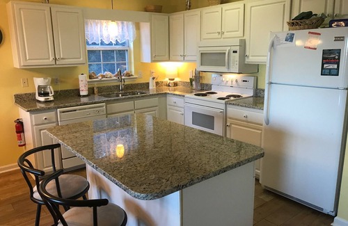 Emerald Isle House | Weekend Getaway! Ocean View, Quiet Cul-de-sac. Walk to Growler Pub, Shopping!