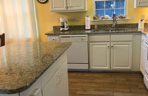 Emerald Isle House | Weekend Getaway! Ocean View, Quiet Cul-de-sac. Walk to Growler Pub, Shopping!