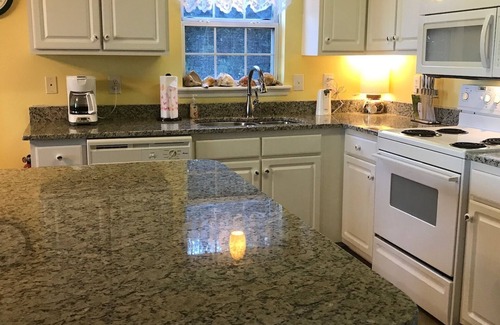 Emerald Isle House | Weekend Getaway! Ocean View, Quiet Cul-de-sac. Walk to Growler Pub, Shopping!