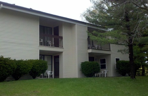 Oconomowoc Condo | Weekly and Monthly Rentals Available! 1 Bedroom/1 Bath Unit!