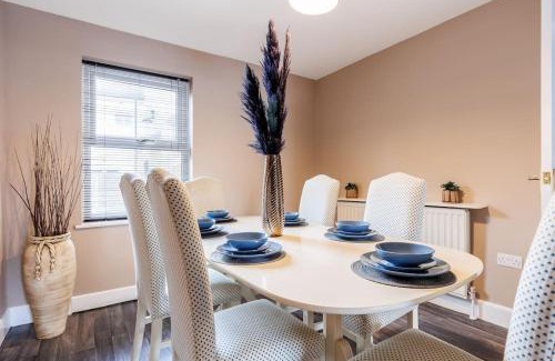 Boscombe Apartment | Weekly Monthly deal-4 Beds-Large House-Driveway By Lima Apartments LTD