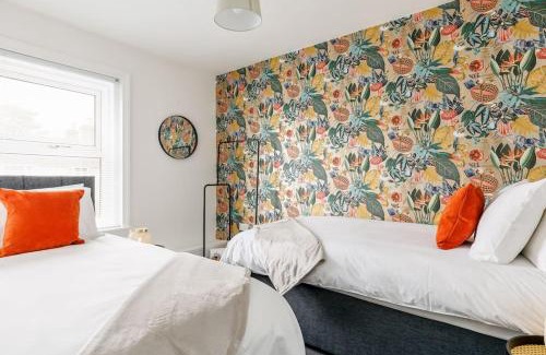 Boscombe Apartment | Weekly Monthly deal-4 Beds-Large House-Driveway By Lima Apartments LTD