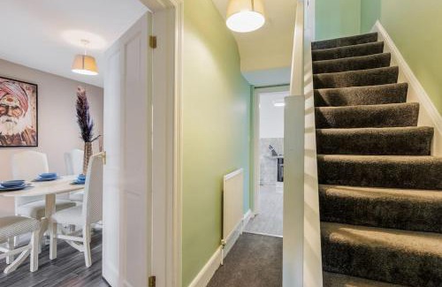 Boscombe Apartment | Weekly Monthly deal-4 Beds-Large House-Driveway By Lima Apartments LTD