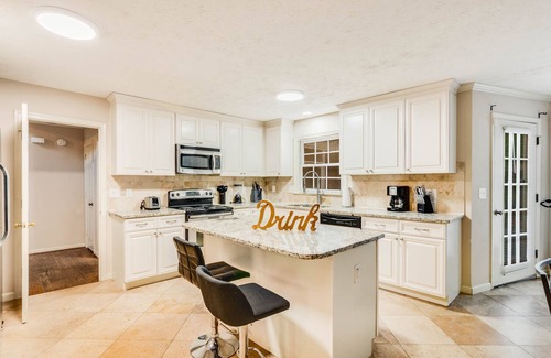 Conyers House | WEEKLY MONTHLY DISCOUNTnHuge Cheerful 4BR Modern home with private pool