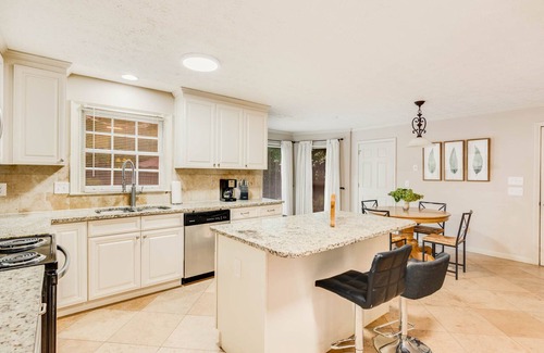 Conyers House | WEEKLY MONTHLY DISCOUNTnHuge Cheerful 4BR Modern home with private pool
