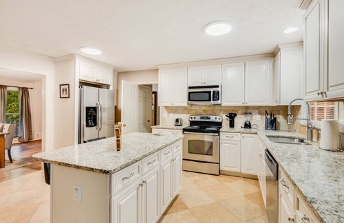 Conyers House | WEEKLY MONTHLY DISCOUNTnHuge Cheerful 4BR Modern home with private pool