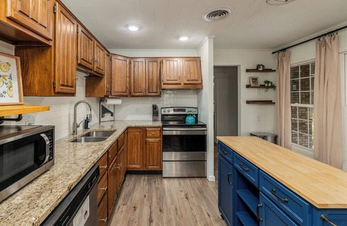 Marion House | Weekly/Monthly Modern Cottage- Walkable Downtown!