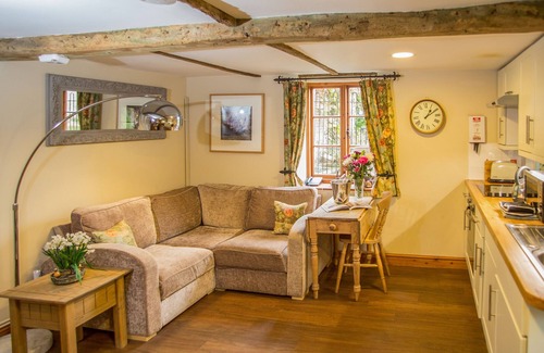 Maidstone Cottage | WEIR COTTAGE, pet friendly, with a garden in Hollingbourne