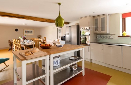 Rosevine House | Weirmarsh Big Barn. Large barn conversion with large hot tub and games room.