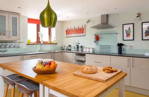 Rosevine House | Weirmarsh Big Barn. Large barn conversion with large hot tub and games room.