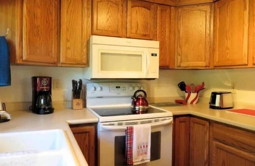 Florence House | Welcome aboard the Captain's Quarters, a 3 bedroom Beach view house.