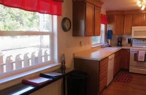 Florence House | Welcome aboard the Captain's Quarters, a 3 bedroom Beach view house.