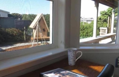 Florence House | Welcome aboard the Captain's Quarters, a 3 bedroom Beach view house.