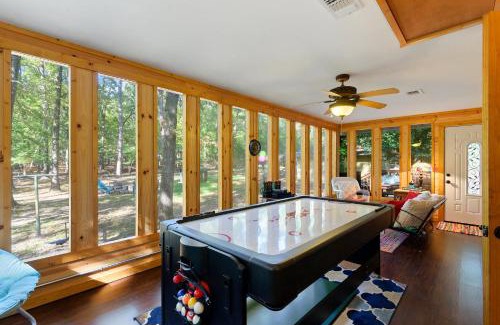 Broken Bow House | Welcome Home - Family friendly cottage gameroom firepit smores