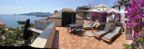 Rapallo House | WELCOME RIVIERA - ATTICO SAN FAUSTINO 165 mq più 110 mq di terrazza- IN VILLA 700 ,VISTA MARE STREPITOSA-100 m dalla spiaggia-PARKING ESCLUSIVO
