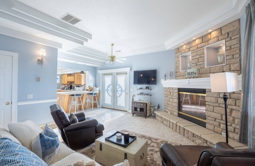 Sheffield Lake House | Welcome to Blue Heaven, your exquisite lakeside retreat nestled along Lake Erie!