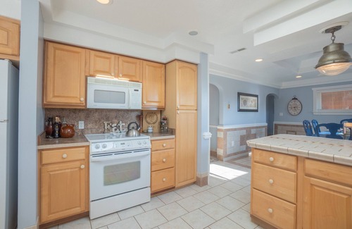Sheffield Lake House | Welcome to Blue Heaven, your exquisite lakeside retreat nestled along Lake Erie!