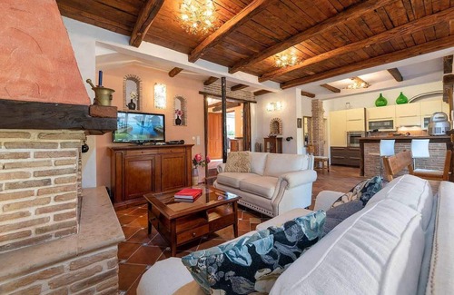 Labinci House | Welcome to Casa Vivo, a charming retreat in the quiet village of Labinci near Pore.