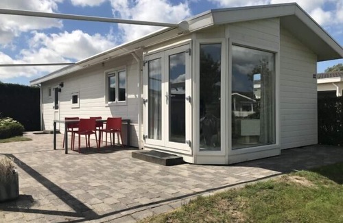 Breskens House | "Welcome to Chalet Huis Joschi: your dream vacation by the North Sea!"