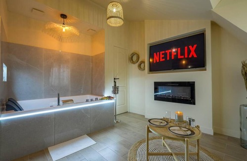 Petit-Ivry Apartment | Welcome to Coachella/Jacuzzi