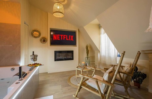 Petit-Ivry Apartment | Welcome to Coachella/Jacuzzi