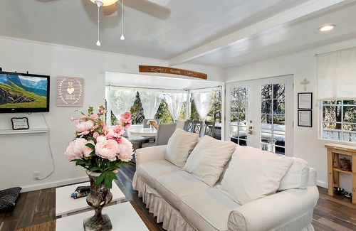 Crestline Cottage | Welcome to Cupcake Cottage! Fireplace! Pet Friendly! Sleeps 4!