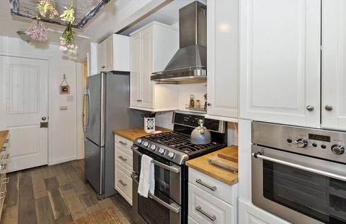 Crestline Cottage | Welcome to Cupcake Cottage! Fireplace! Pet Friendly! Sleeps 4!