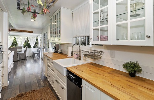 Crestline Cottage | Welcome to Cupcake Cottage! Fireplace! Pet Friendly! Sleeps 4!