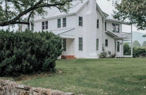 Dillard House | Welcome to Farmhouse on Boxwood! Enjoy fun summer activities each day and night!