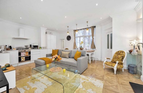 West Kensington Apartment | Welcome to Plotseeker’s 3 Bedroom 2 Bathroom Victorian Flat in Kensington.