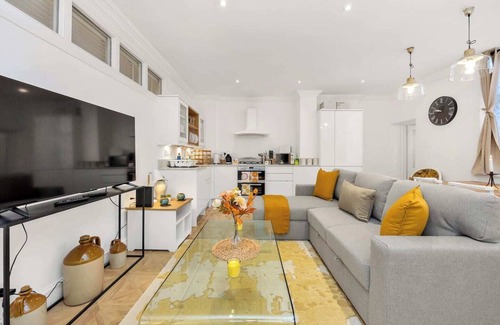 West Kensington Apartment | Welcome to Plotseeker’s 3 Bedroom 2 Bathroom Victorian Flat in Kensington.