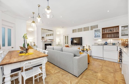 West Kensington Apartment | Welcome to Plotseeker’s 3 Bedroom 2 Bathroom Victorian Flat in Kensington.