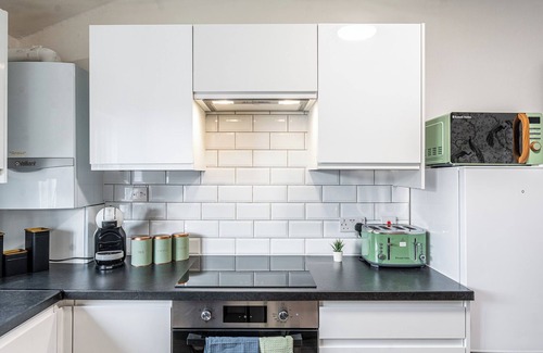 Shepherd's Bush Apartment | Welcome to Plotseeker’s Spacious 2BR Maisonette | 2 Baths | Huge Lounge