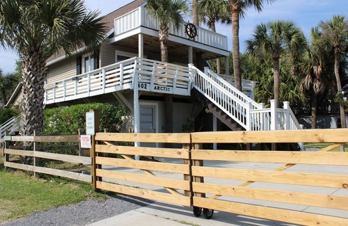 Folly Beach House | Welcome to Swell Cottage! Awesome Second Row Folly Beach with great ocean views.