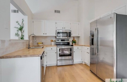 Savannah House | Welcome to the Butterfly Bungalow located in charming Isle of Hope, Savannah, GA