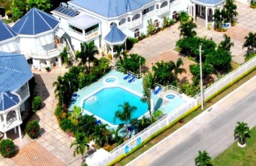 Runaway Bay Resort | Welcome to The Deluxe King 1