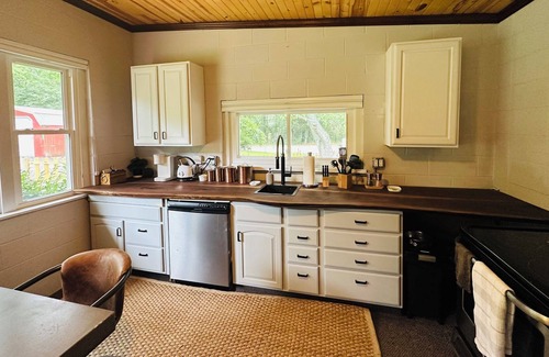 Bellmore House | Welcome to the Doggone Lake House at Portland Mills Launch Ramp. Pet Friendly!
