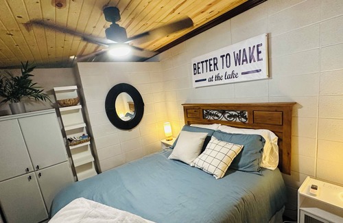 Bellmore House | Welcome to the Doggone Lake House at Portland Mills Launch Ramp. Pet Friendly!