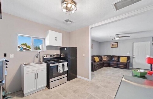 Wickenburg House | Welcome to The Dutton @ Wickenburgs The Sheridan