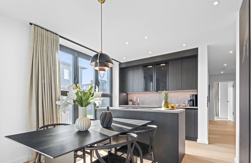 List Apartment | Welcome to the Greenwich Suite – Luxury for 4 People with Balcony and Sauna.