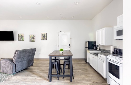 Maxwell Condo | Welcome to the Jungle! 4bd Suite in East! 8 min ->DT!