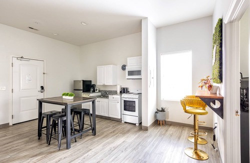 Maxwell Condo | Welcome to the Jungle! 4bd Suite in East! 8 min ->DT!